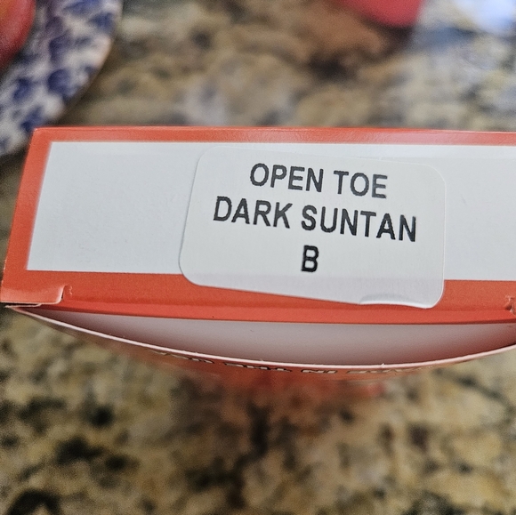 New In Box Hooters Pantyhose Open Toe Dark Suntan B 95-120 lbs 5'0-5'5 Feet - Picture 2 of 8
